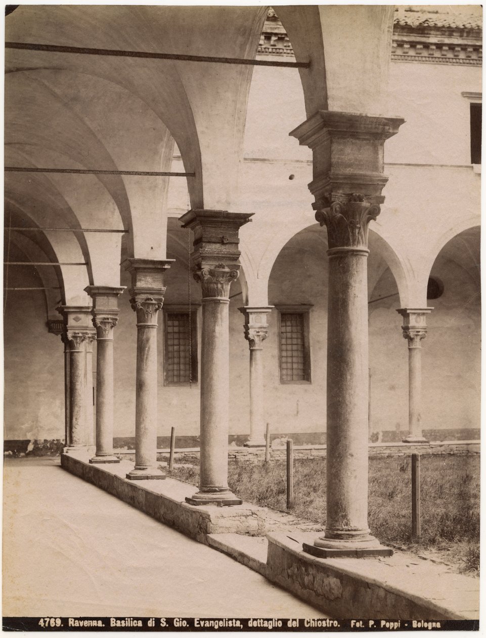Luostari Pyhän Johanneksen kirkossa, Ravenna, Emilia-Romagna, Italia, valokuva Pietro Poppi, Bologna, n. 1900 tekijältä Italian Photographer