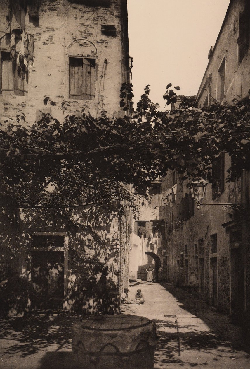Corte Dolfin Castellossa, 1892 tekijältä Italian Photographer