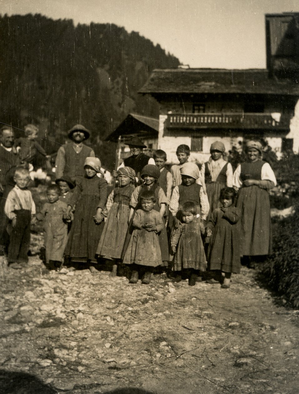 Perhe talon edessä, Aostanlaakso, Italia 1900-1910 tekijältä Italian Photographer