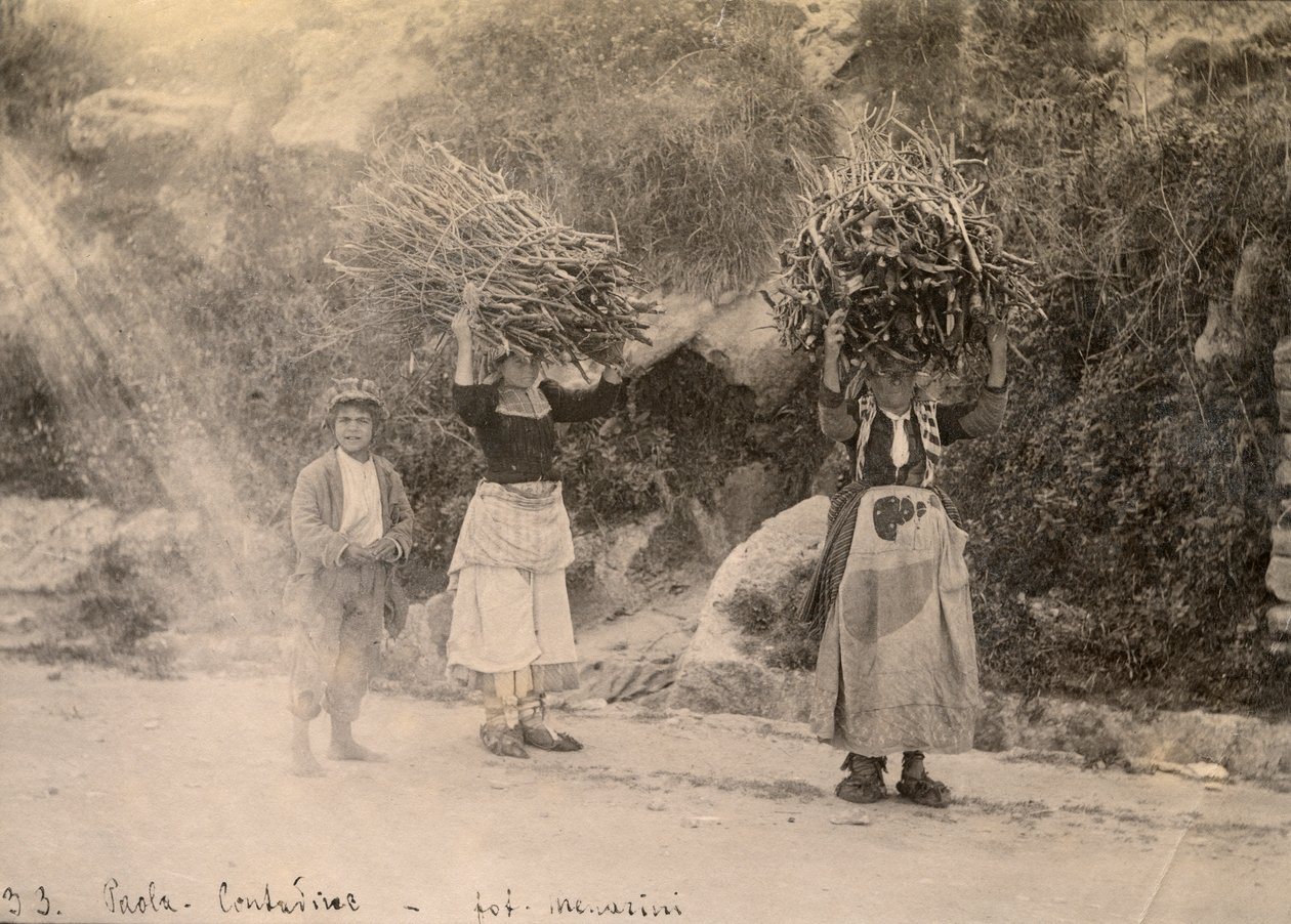 Maanviljelijät kantavat puunippuja päällään, Paola, Calabria, Leopoldo Menarinin valokuva, n. 1910. tekijältä Italian Photographer