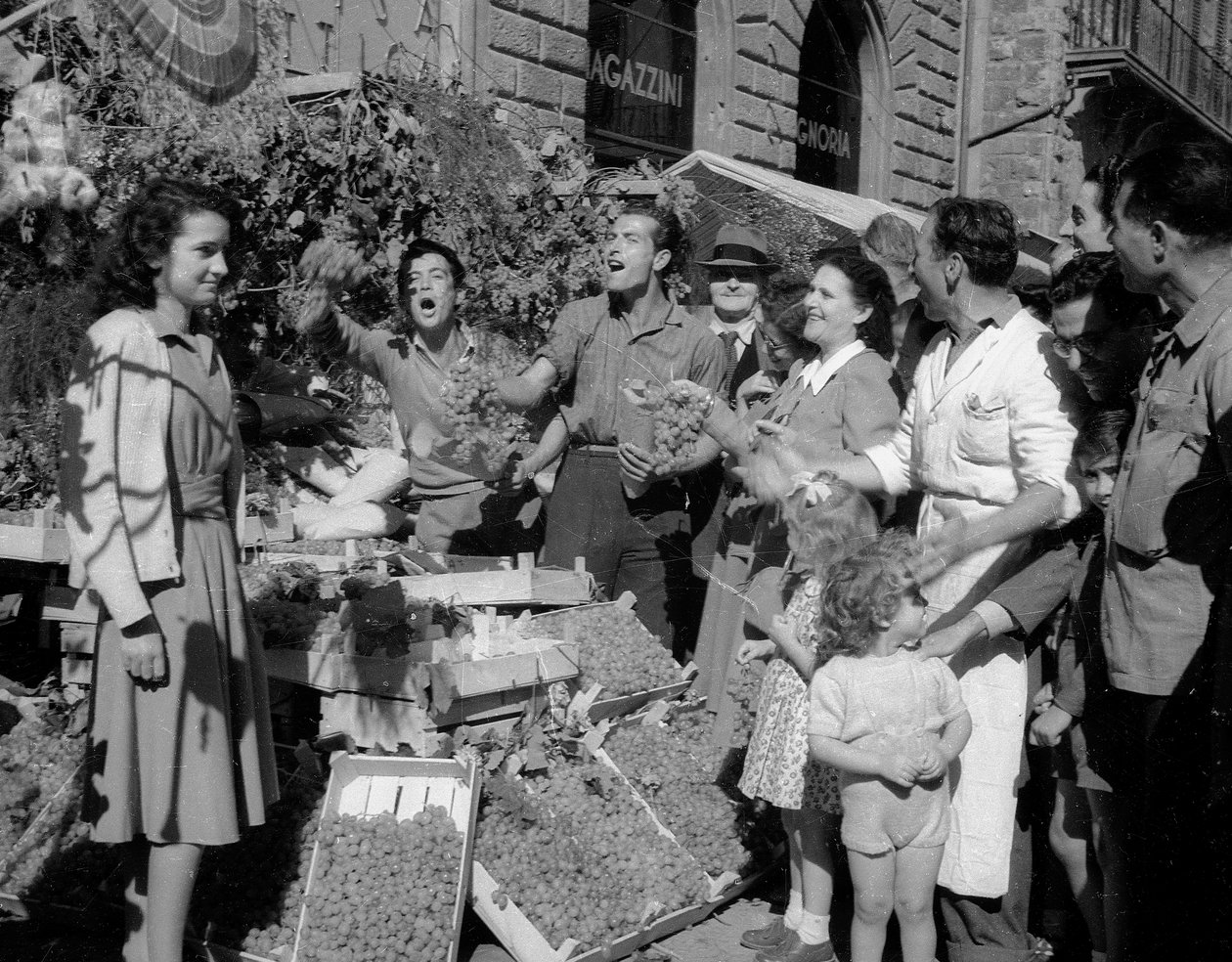 Viinirypälefestivaali Firenzessä, n. 1955 (gelatiinihopeaprintti) tekijältä Italian Photographer