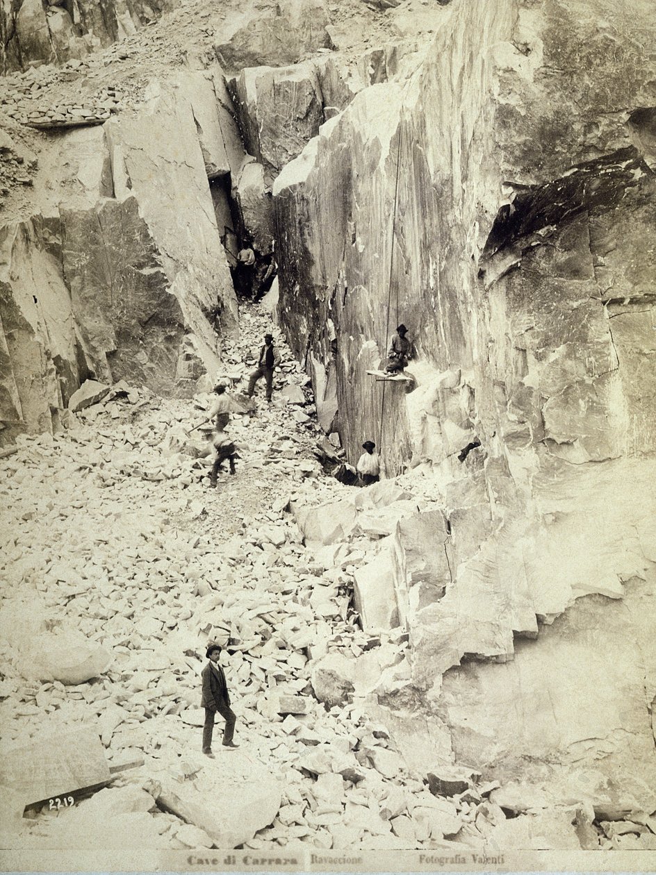 Ryhmä louhoksia työskentelemässä yhdessä Ravaccionen louhoksista, n. 1890-1900 tekijältä Italian Photographer