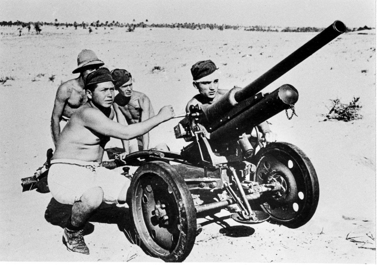 Italialainen panssaritorjunta Libyan autiomaassa. 1941. tekijältä Italian Photographer