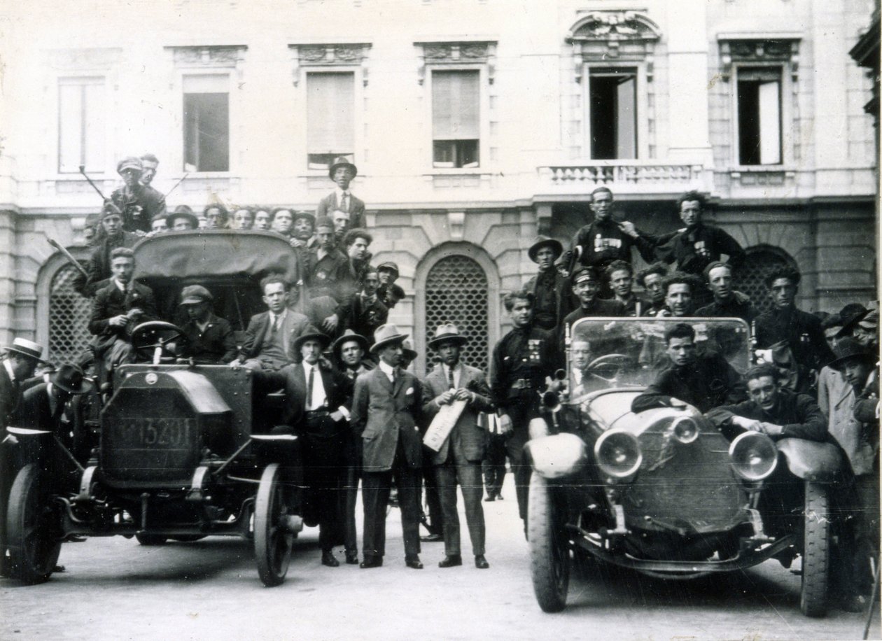 Milano, 3. ja 4. elokuuta 1922. Fasistien reaktio lakkoon. Toimintaryhmät Scala-aukiolla. tekijältä Italian Photographer