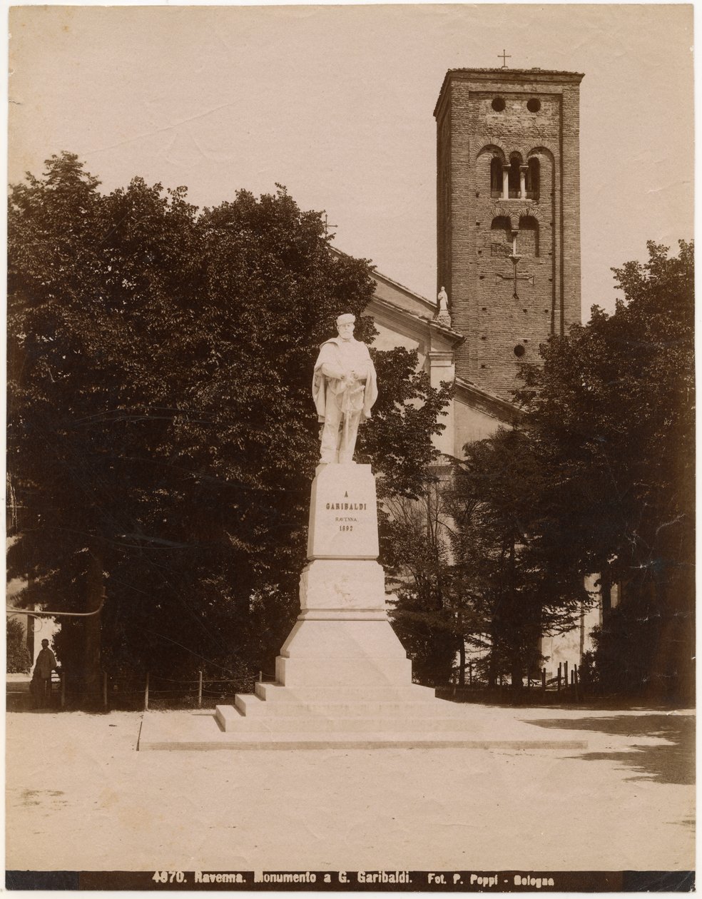 Giuseppe Garibaldin muistomerkki Piazza San Francescolla, taustalla Pyhän Franciscuksen kirkko, Ravenna, Emilia-Romagna, Italia, valokuva Pietro Poppi, Bologna, n. 1900 tekijältä Italian Photographer