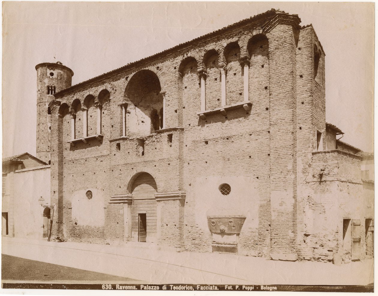Theodoricin palatsi, Ravenna, Emilia-Romagna, Italia, valokuva Pietro Poppi, Bologna, n. 1900 tekijältä Italian Photographer
