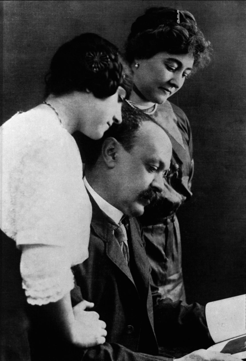 Muotokuva italialaisesta kirjailijasta (1861-1928) Italo Svevosta vaimonsa ja tyttärensä kanssa. tekijältä Italian Photographer