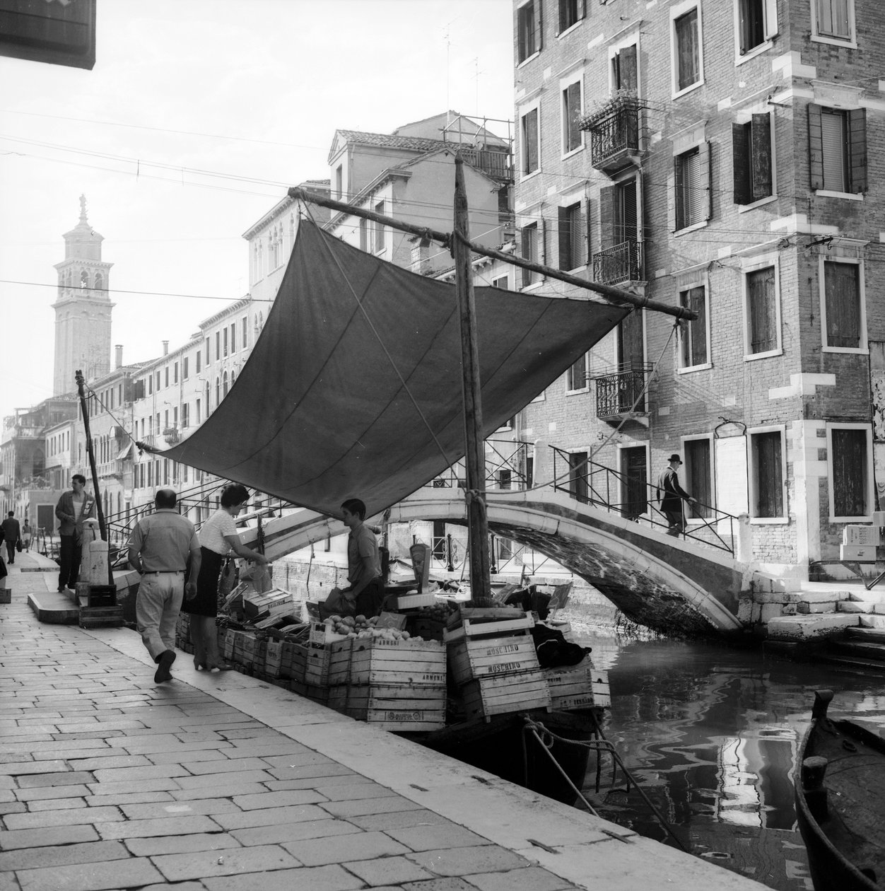 Hedelmien ja vihannesten myynti veneessä kanavalla, Venetsia tekijältä Italian Photographer