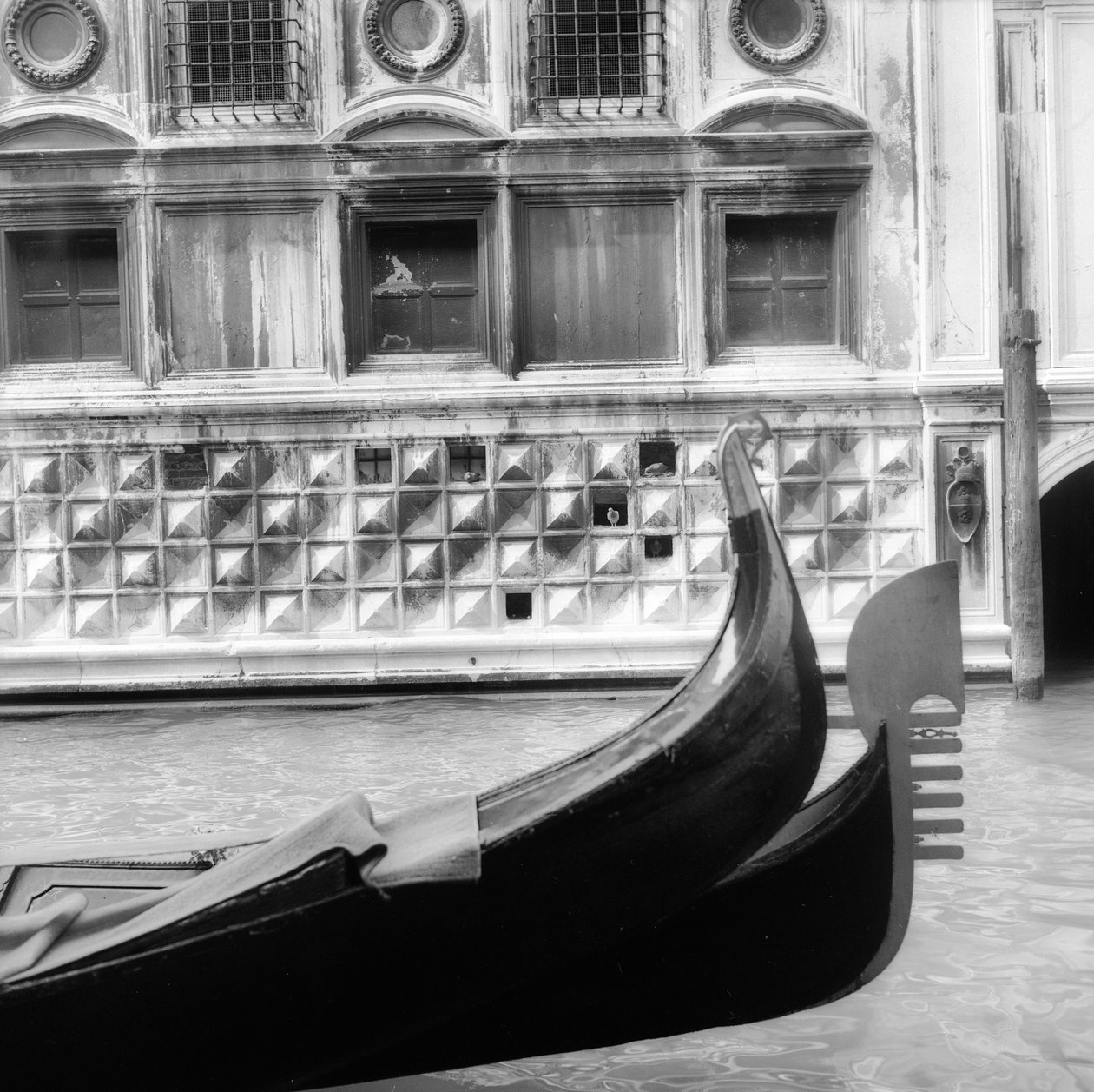 Askel gondoli venetsialaisessa kanavassa tekijältä Italian Photographer