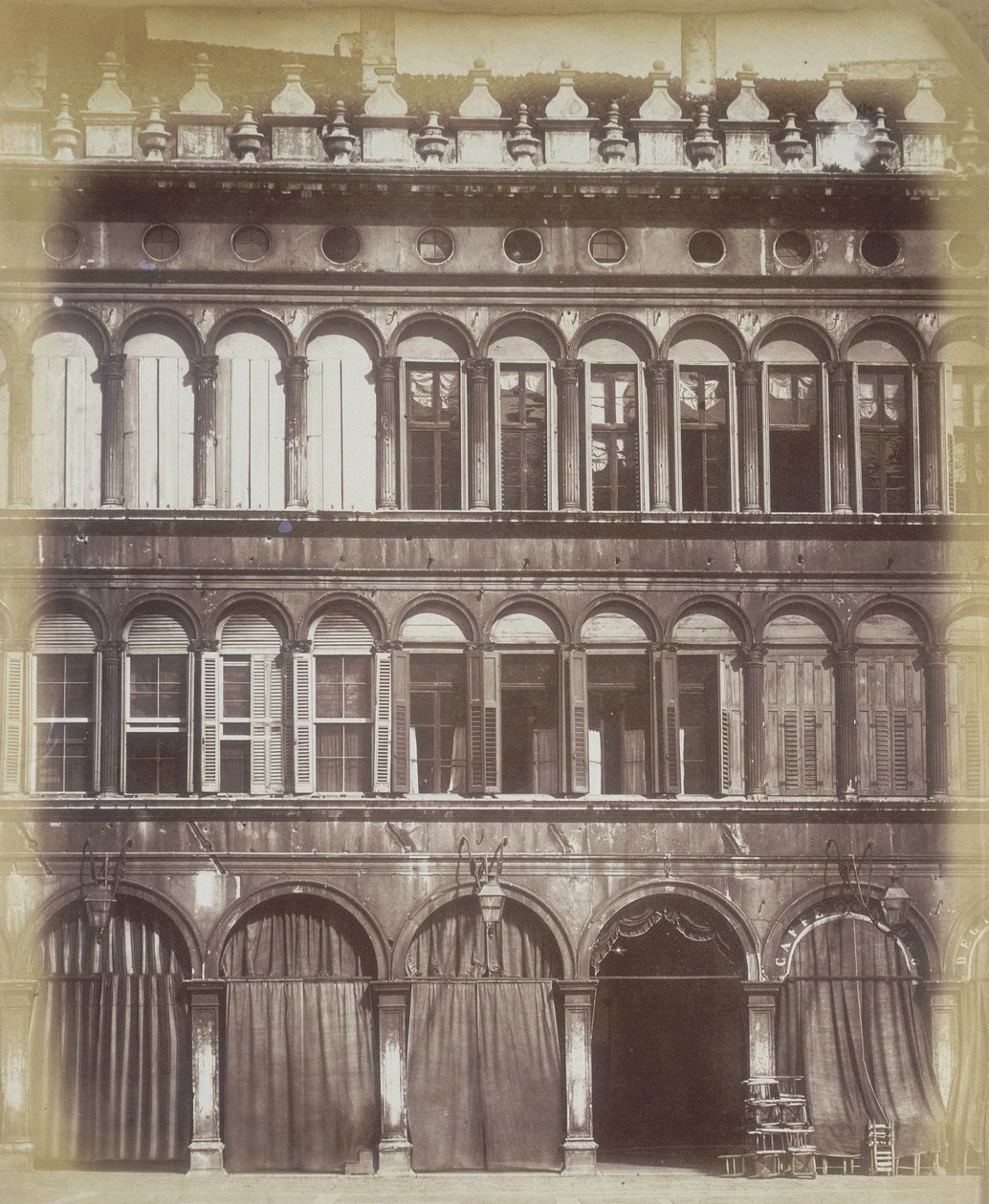 Venetsialaisen rakennuksen julkisivu, n. 1865 tekijältä Italian Photographer