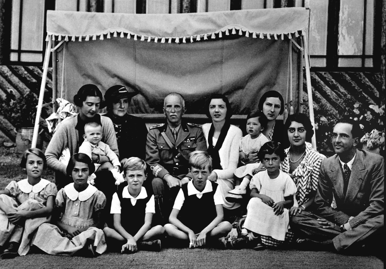 Italian kuninkaallinen perhe. Keskellä Victor Emmanuel III (Vittorio Emanuele). Istuvien lasten joukossa kolmas vasemmalta on prinssi Victor Emmanuel (Victor-Emmanuel) (Vittorio Emanuele), viimeinen oikealla hänen isänsä Humbert II (Umberto II). 19 tekijältä Italian Photographer