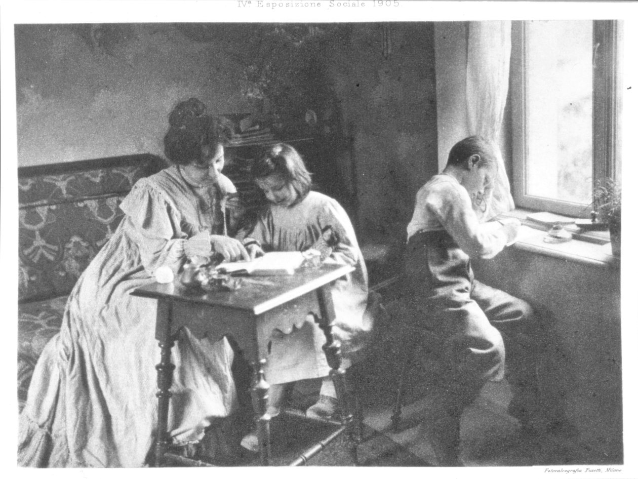 The Reading Lesson, 1905 (hopeabromidigelatiiniprintti) tekijältä Italian Photographer