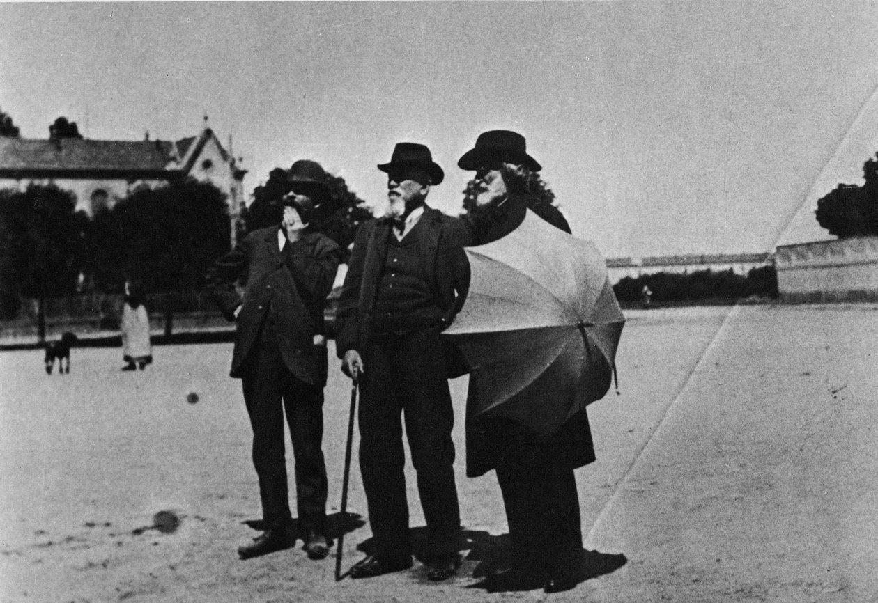 Säveltäjä Giuseppe Verdi (1813-1901), arkkitehti Camillo Boito (1836-1914) ja Noseda säveltäjien lepotalon (Casa di Riposo per Musicisti) teoksia vieraillessaan noin 1898 Buonarroti-aukiolla Milanossa. tekijältä Italian Photographer