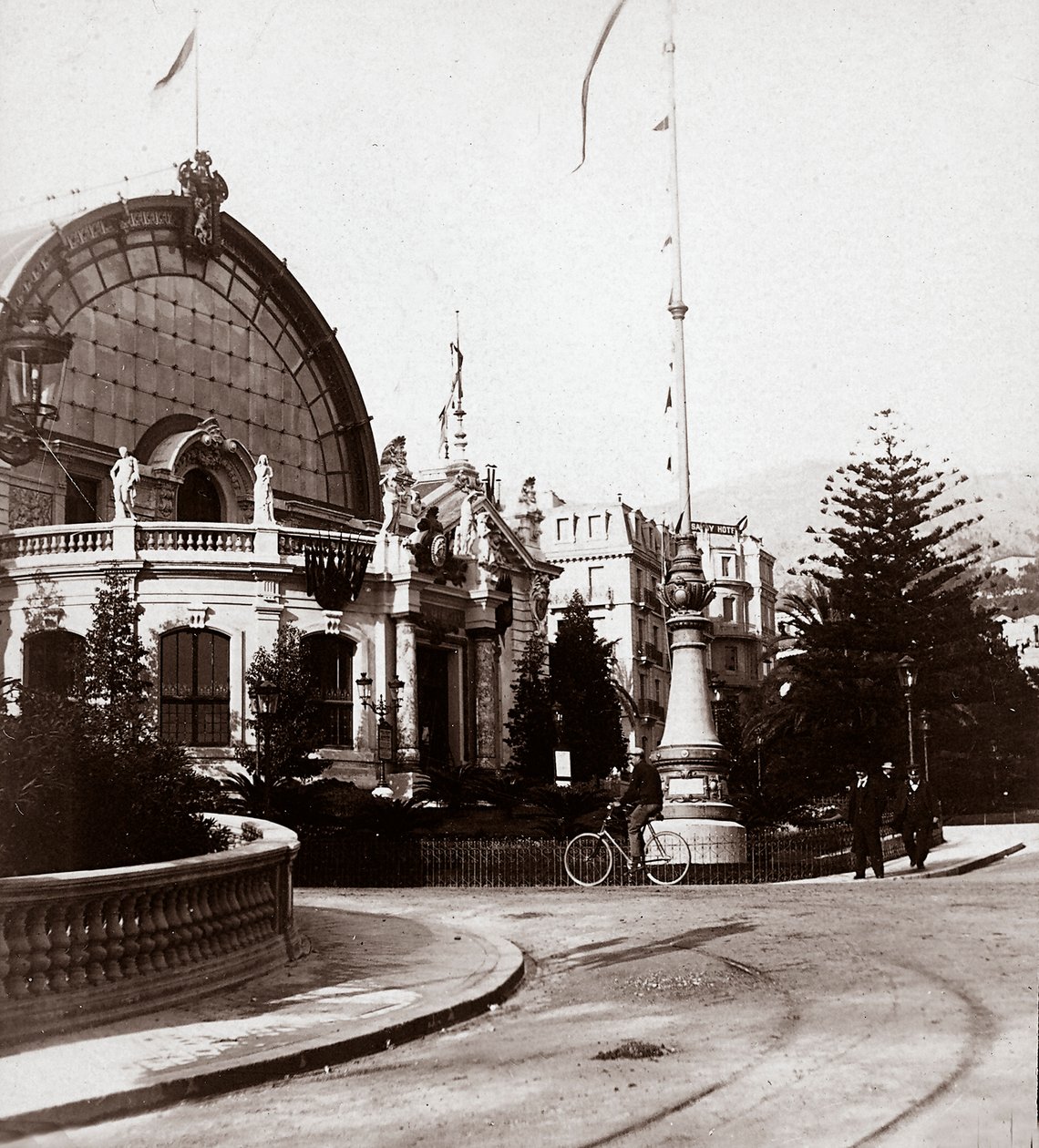 Sisäänkäynti taidenäyttelyyn Montecarlossa, vuonna 1898, 25.2.1898 (b/w kuva) tekijältä Italian Photographer