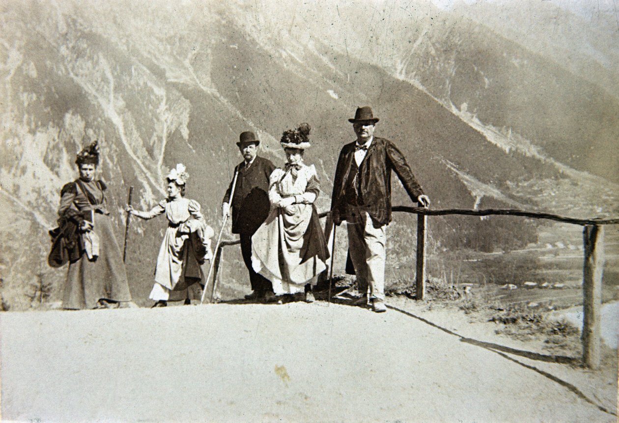 Turistit vuoristossa, Italia, n. 1895 (seepiakuva) tekijältä Italian Photographer
