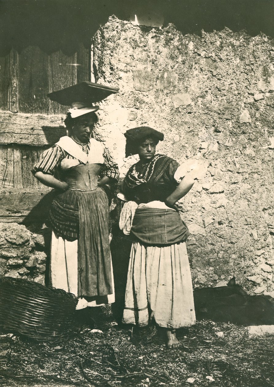 Kaksi maanviljelijää roomalaisella maaseudulla perinteisissä vaatteissa, Italia, n. 1910. tekijältä Italian Photographer