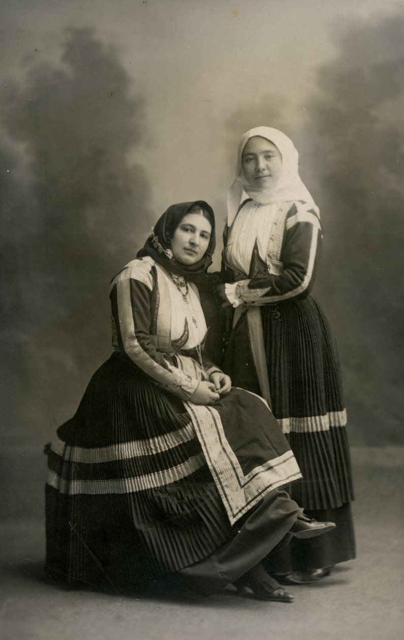 Kaksi perinnepukuista naista, Fonni, Sardinia, Italia, n. 1915. tekijältä Italian Photographer