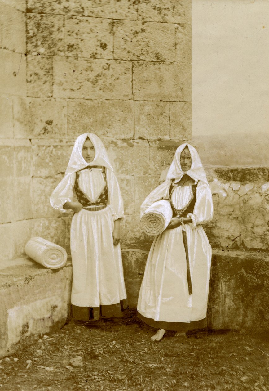 Kaksi perinnepukuista naista, orbacen (sardinialaisen lampaanvillan) myyjiä, Sardinia, Italia, n. 1915. tekijältä Italian Photographer