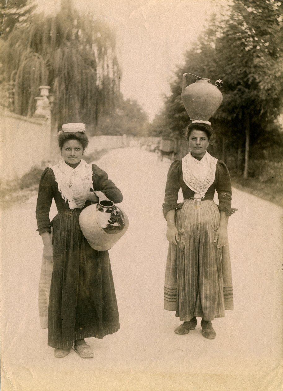 Kaksi nuorta naista terrakottapurkkien kanssa, Roccaraso, Abruzzo, Italia, n. 1905. tekijältä Italian Photographer