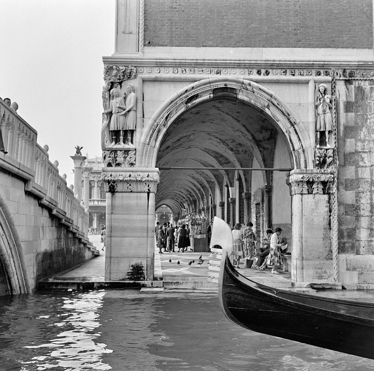 Venetsialainen kohtaus, n. 1960 (b/w valokuva) tekijältä Italian Photographer