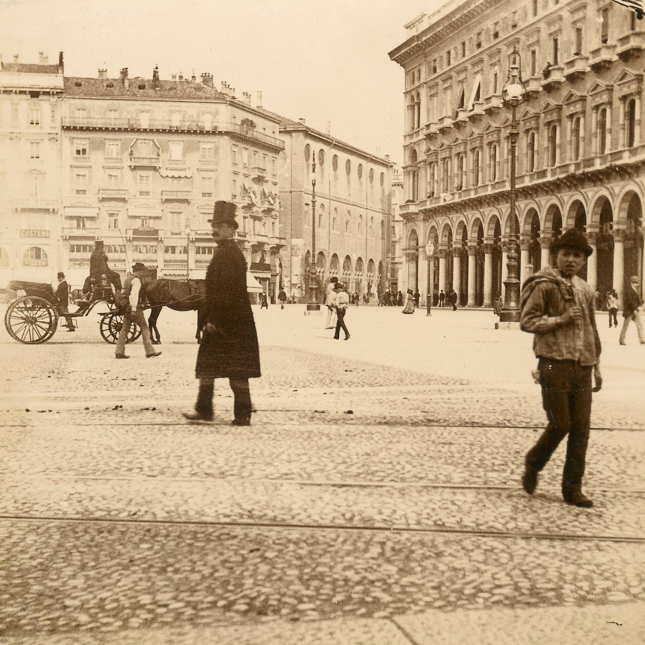 Näkymä Piazza del Duomolle, Milanossa, 1873 tekijältä Italian Photographer