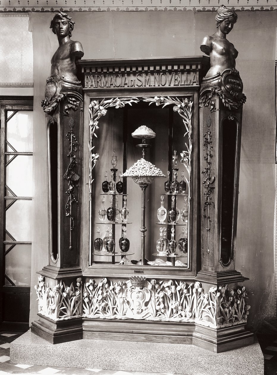 Vitrine, Officina Profumo, Pharmaceuticals of Santa Maria Novella, Firenze, Italia tekijältä Italian Photographer