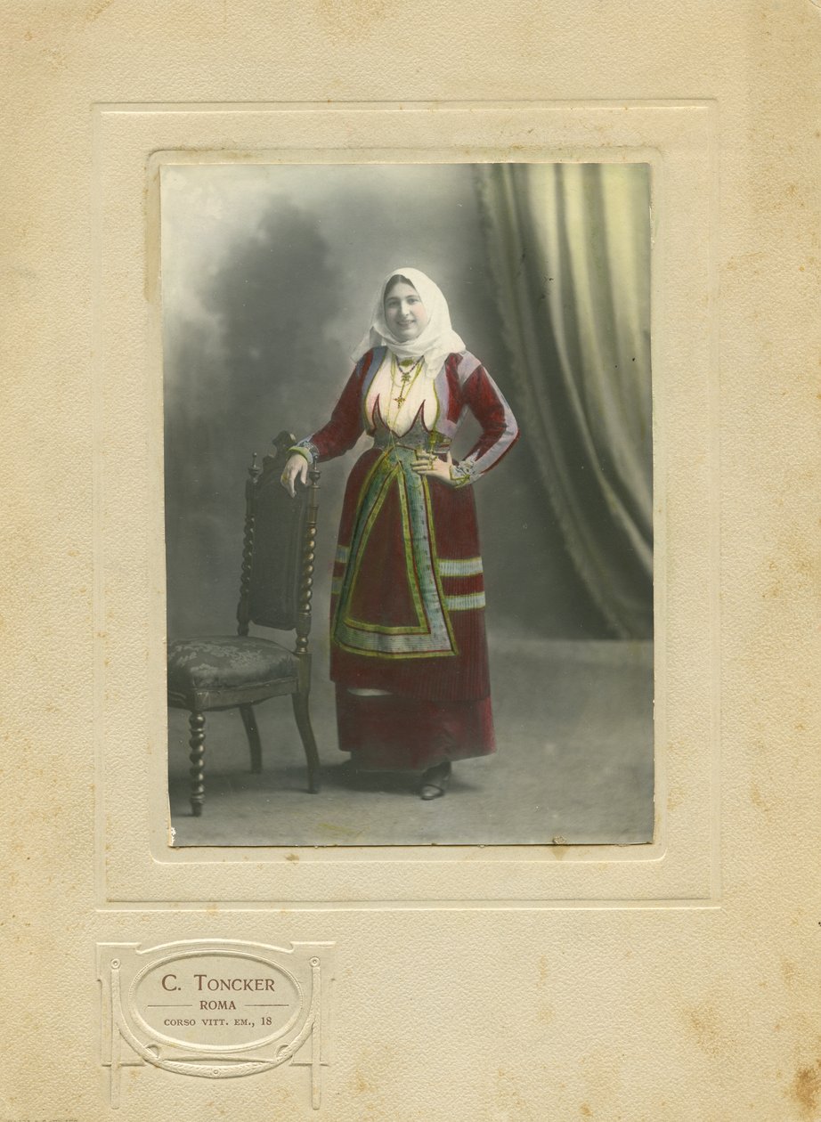 Perinnepukuinen nainen, Sardinia, Italia, valokuvaaja Camillo Toncker, Rooma, n. 1910. tekijältä Italian Photographer
