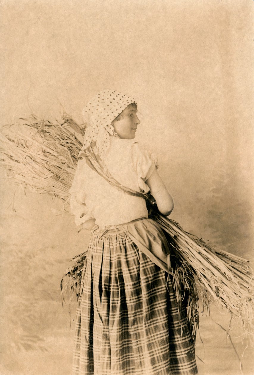 Nuori talonpoikaisnainen perinteisissä vaatteissa, Lucera, Apulia, Italia, valokuvaaja R Manfredonia, Lucera, n. 1900. tekijältä Italian Photographer