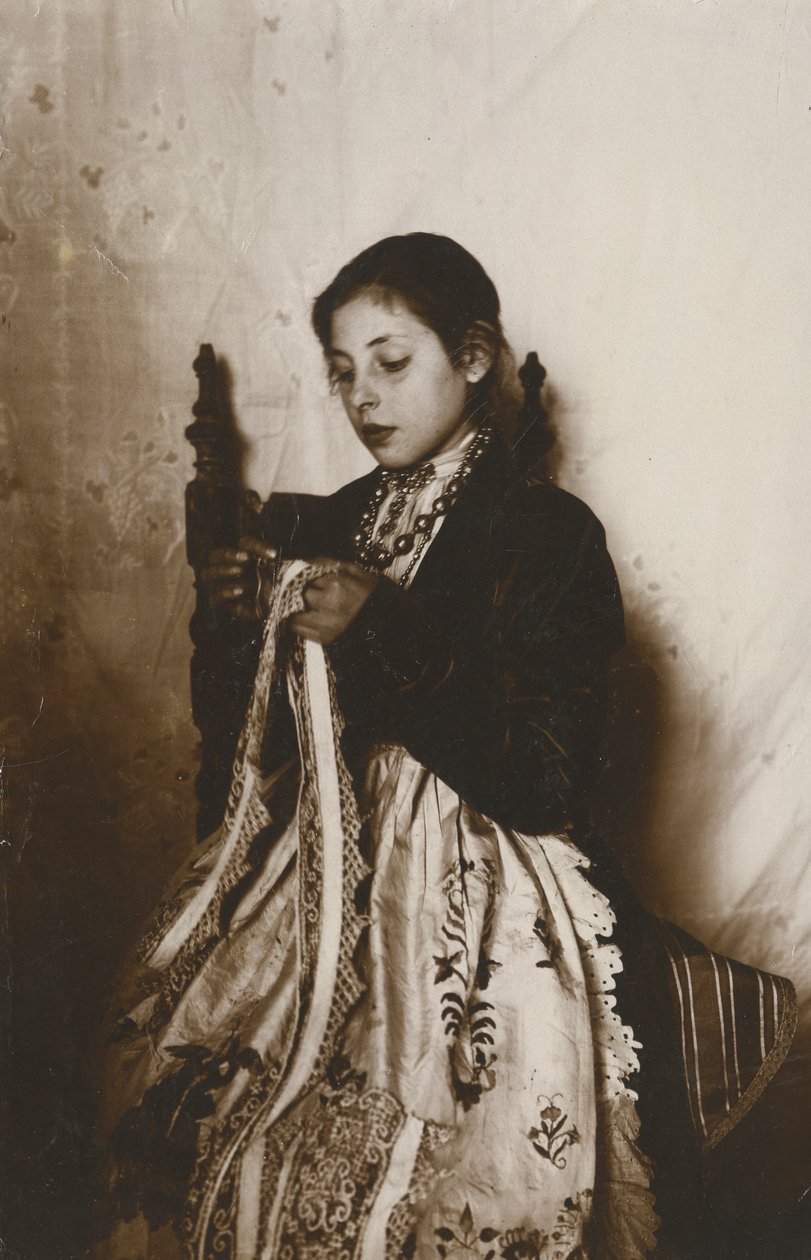 Nuori nainen ompelemassa, Toscana, Italia, n. 1910 tekijältä Italian Photographer