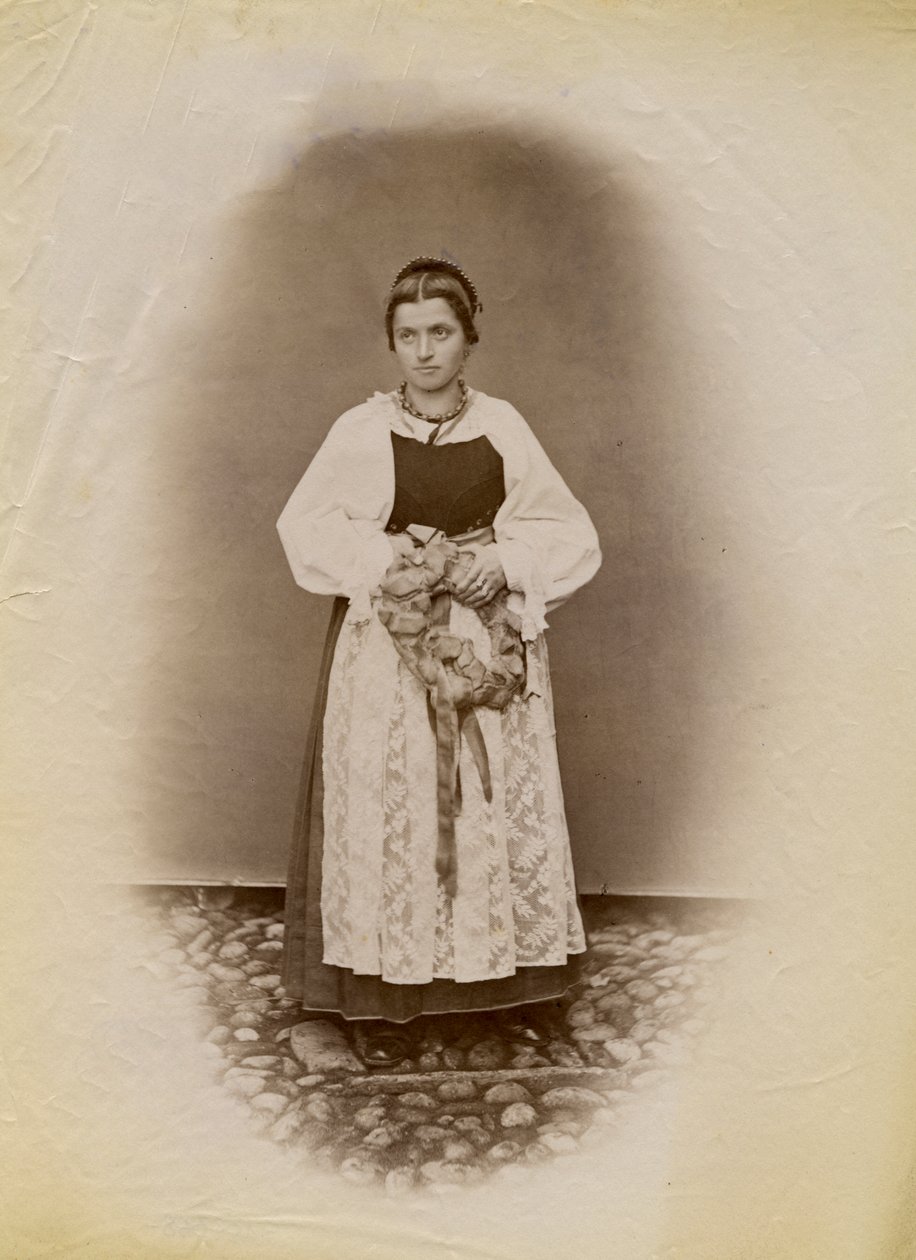 Nuori nainen hääpuku yllään ja kädessään nauhaan kääritty leipäsormus, Parre, Lombardia, Italia, valokuva: Premiata Fotografia Taramelli, Bergamo tekijältä Italian Photographer