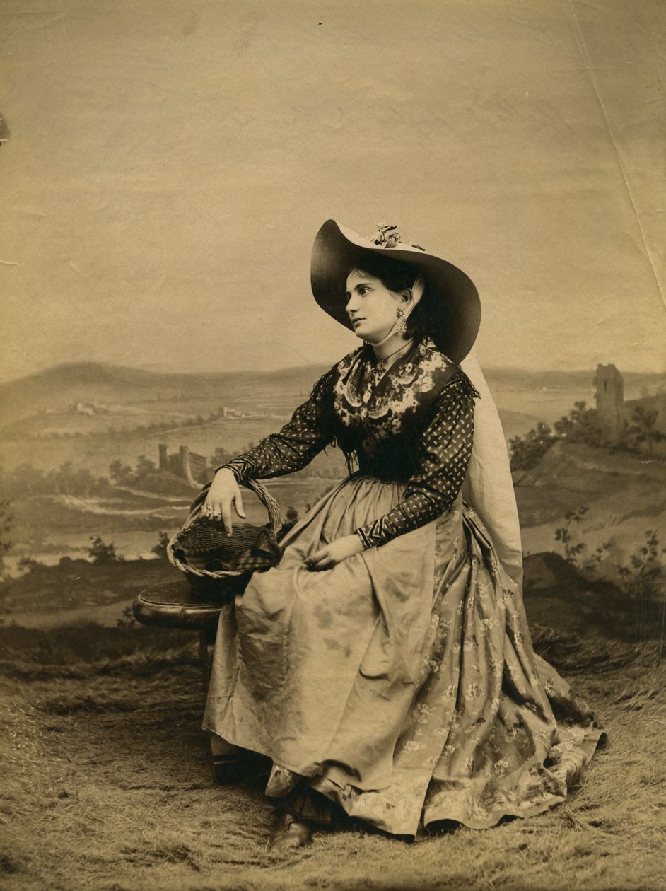 Nuori nainen vaatteissa ja olkihattu Sienan maaseudulta, Toscanasta, Italiasta, valokuva Paolo Lombardi, Siena, n. 1890 tekijältä Italian Photographer