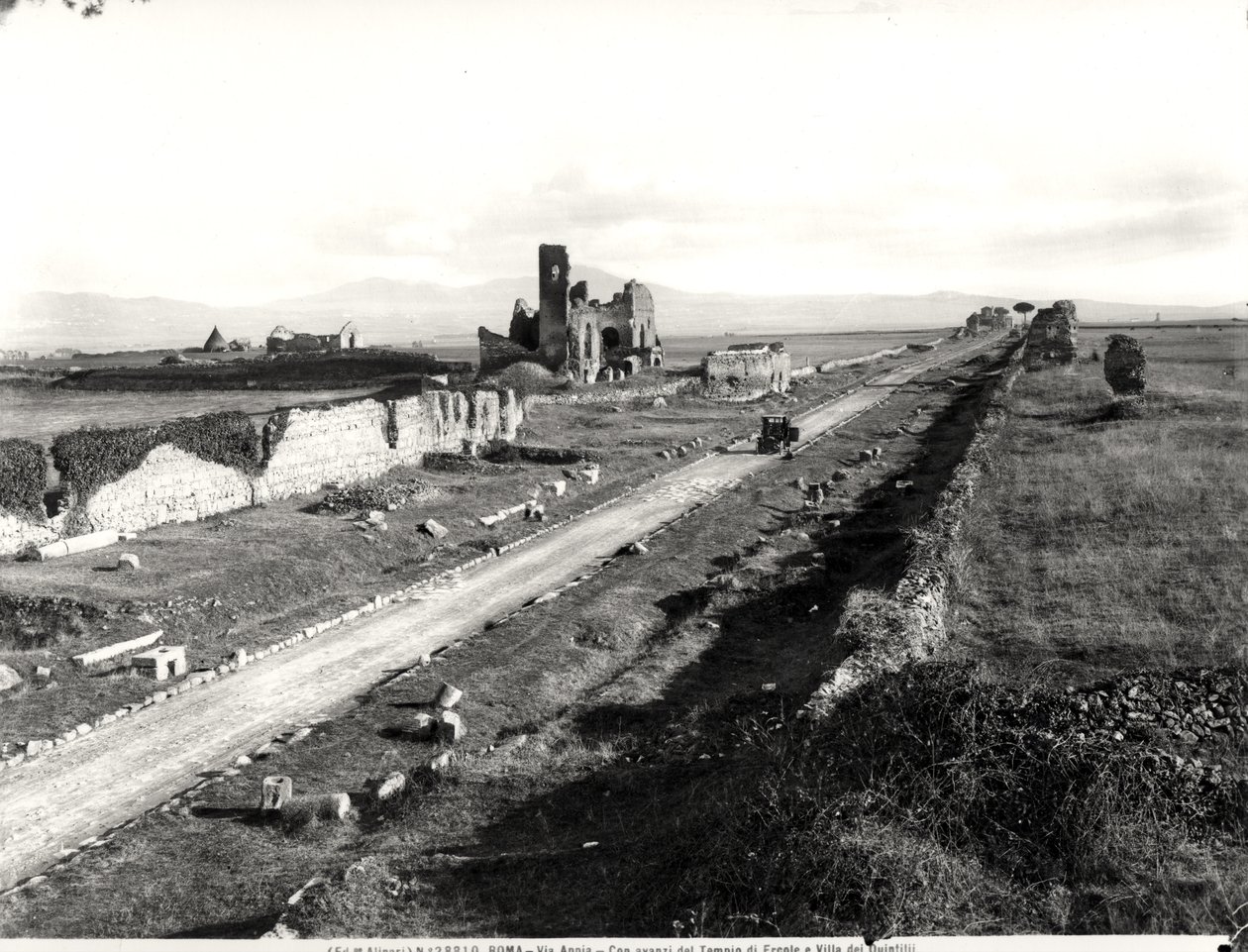 Näkymä Via Appia -kadulle, jossa on tuhoutunut Hercules-temppeli ja Villa dei Quintili tekijältä Italian Photographer Italian Photographer