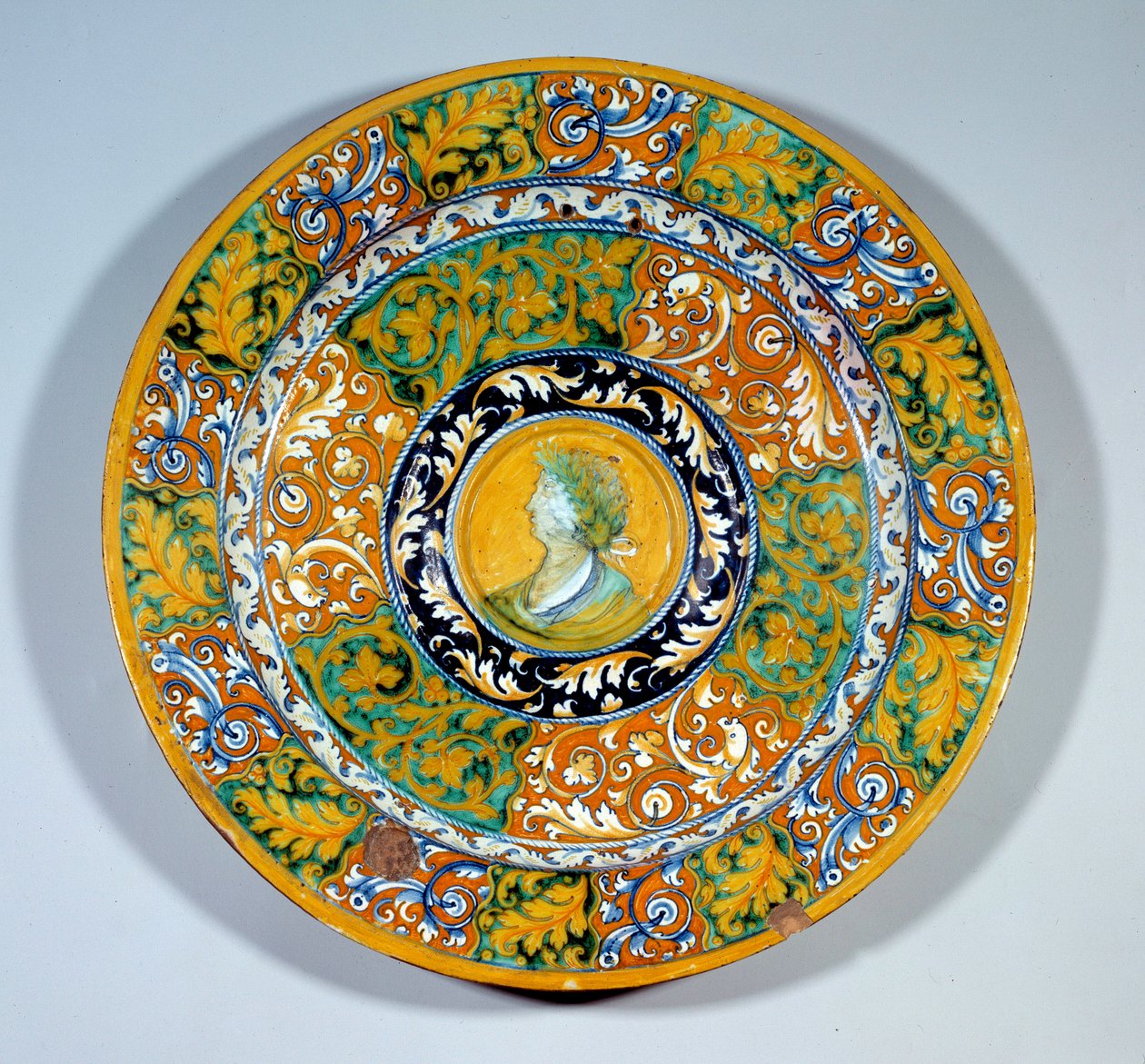 Aiguieren altaan majolika (maiolica) decoree valmistettu Faenzan fajanssista. Noin 1540-1550. Pariisi, Louvre-museo tekijältä Italian School