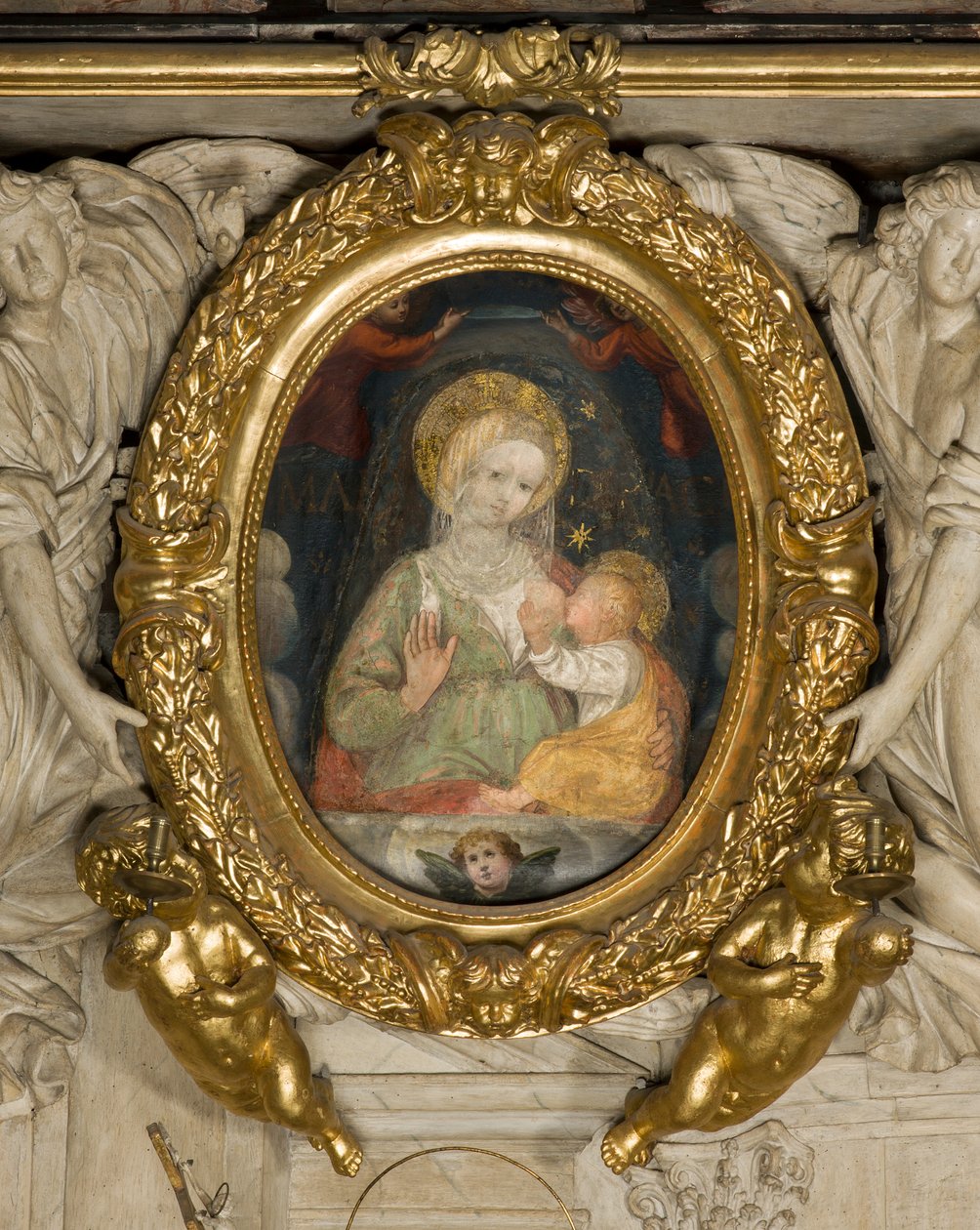 Pyhän Eusebiuksen alttari, Fresco Our Lady of Peace 1400-luku, lisätty kehykseen enkelien kanssa vuonna 1622 tekijältä Italian School