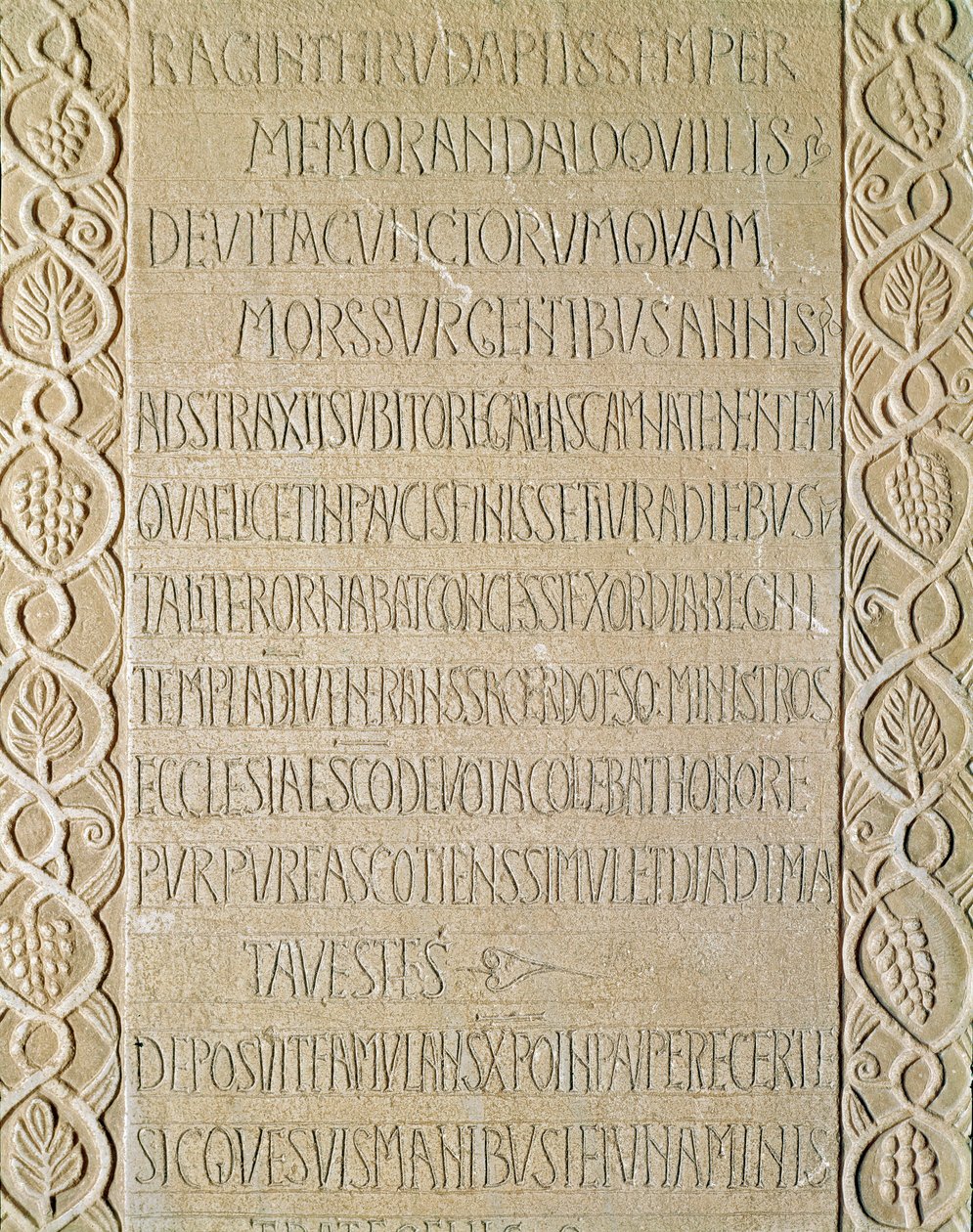 Keskiajan arkeologia (keskiaika). Lombardian barbaaritaide: Kuningatar Ragnetruden (Raginthrudan) hautakivi on vuodelta 740-750. Lombard-taide. Pavia, kaupunginmuseo, arkeologinen osasto (Pavia, Musei Civici, Sezione Archeologia). tekijältä Italian School