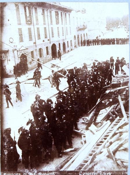 Barrikadit ja kiväärirykmentti Via Moscovalla Milanon mellakoiden aikana 6.-9. toukokuuta 1898 (b/w kuva) tekijältä Italian School