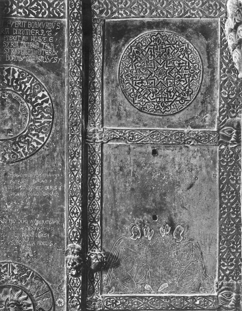 Pronssiovi, Hautevillen Bohemund I:n mausoleumi (katso myös 266975) (yksityiskohta) (m/v kuva) tekijältä Italian School