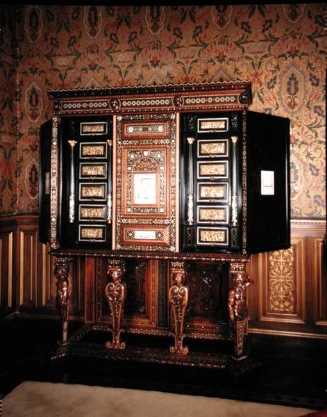 Kabinetti, joka annettiin Marian, Skotlannin kuningattaren (1542-87) ja Ranskan Dauphinin Frans II:n (1544-60) häälahjaksi (puu, kuoret norsunluuta ja helmiäistä) (ks. tarkemmat tiedot 162450). tekijältä Italian School