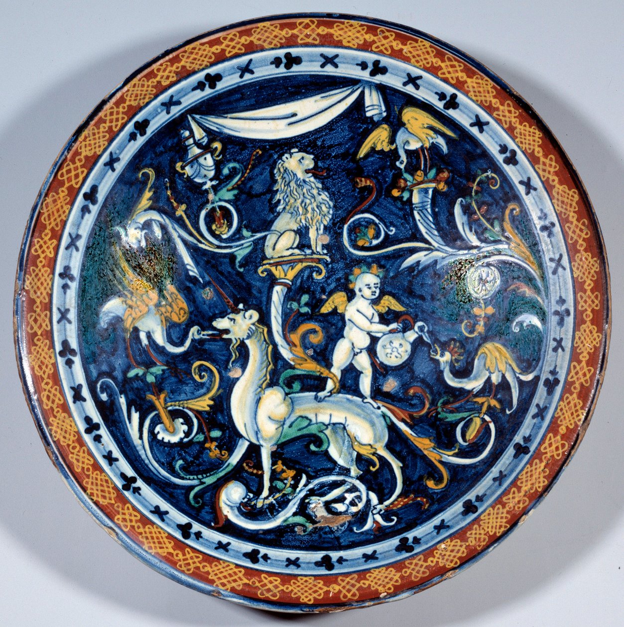 Cafaggiolo fajanssikuppi koristaa upeita eläimiä. 1510-1520 Pariisi, Louvre-museo tekijältä Italian School