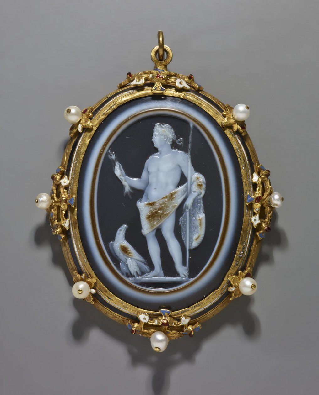 Cameo, joka kuvaa Rooman keisaria Jupiterina, Cameo: roomalainen, 41–54 jKr., Kehys: italialainen, 1500-luvun loppu (cameo: sardonyx; kehys: kulta, emali ja helmet) tekijältä Italian School