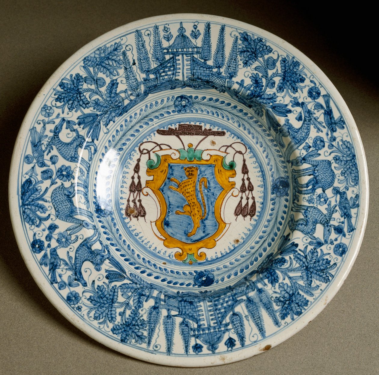 Kardinaalin vaakuna. Keraaminen levy valmistettu Derutassa, Italiassa. 1620 Firenzen ympärillä, Museo Nazionale del Bargello tekijältä Italian School