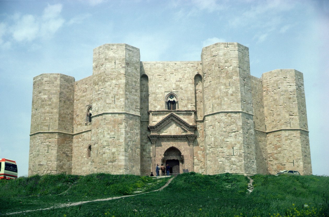 Castel del Monte, rakennettu keisari Frederick II:n (1194-1250) aikana n. 1240-50 tekijältä Italian School