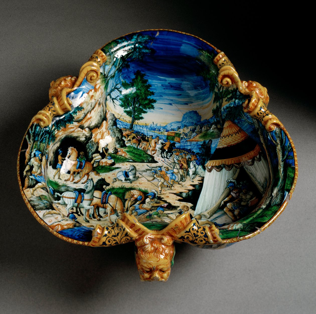 Keraaminen kuppi trefle-decoree-muodossa Hannibalin esityksestä Alppien ylityksessä, valmistettu Urbinossa Fontanan työpajassa, Italiassa. 1550 Firenzen ympärillä, Museo Nazionale del Bargello tekijältä Italian School