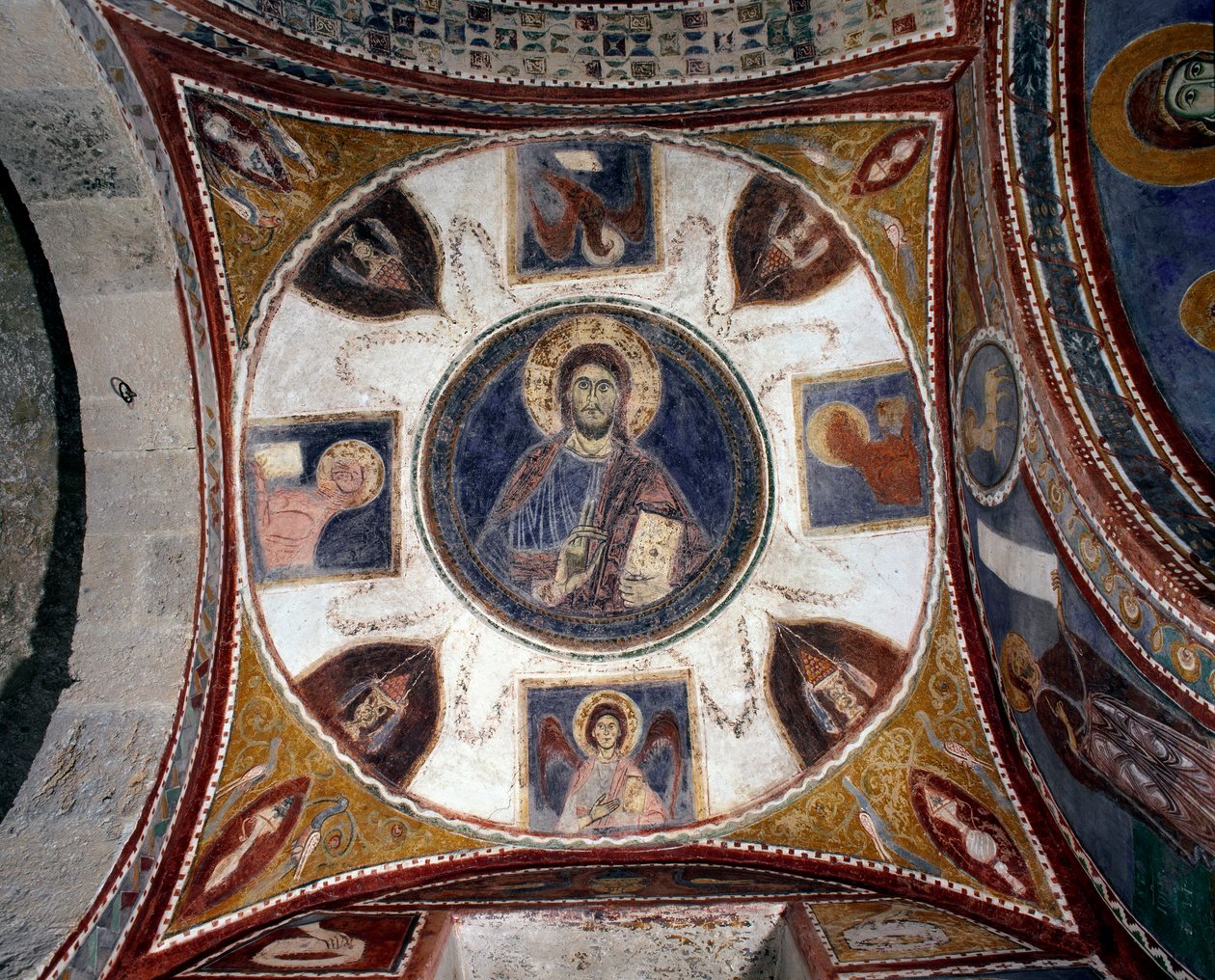 Siunauksen antava Kristus ympäröi 1200-luvun italialaisen koulun freskon evankelistojen symboleja. Anagnin katedraalin kryptan holvi 15. Italia tekijältä Italian School