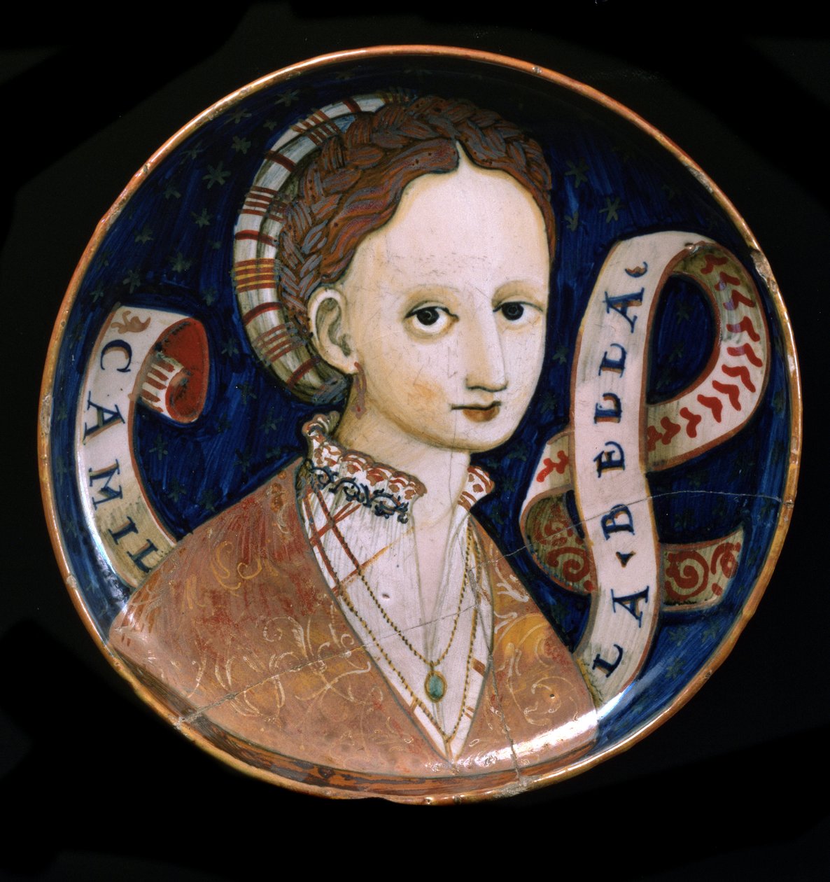 Naisten kasvot koristeltu kuppi (Camilla bella). Se on majolikalautanen, jota miehet tarjosivat rakastamilleen naisille (coppa amatoria) 1530-1537 Halk. 21 cm Pietarin Eremitaaši tekijältä Italian School