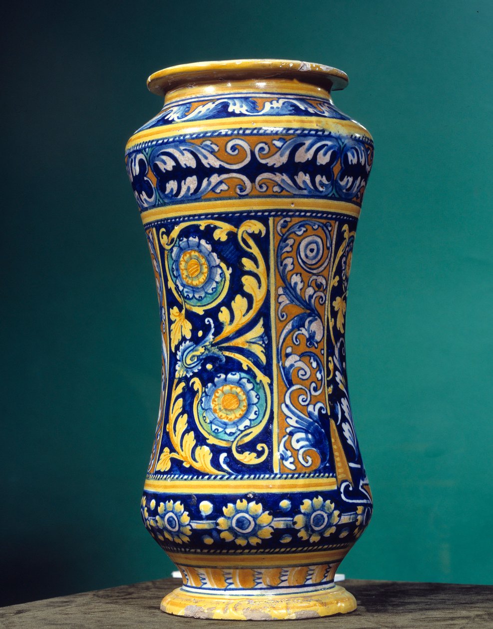 Sylinterimäinen maljakko albarello (apteekki) majolicissa (maiolica) vuorotellen sinisellä ja oranssilla keltaisella taustalla. 1540-1550 tekijältä Italian School
