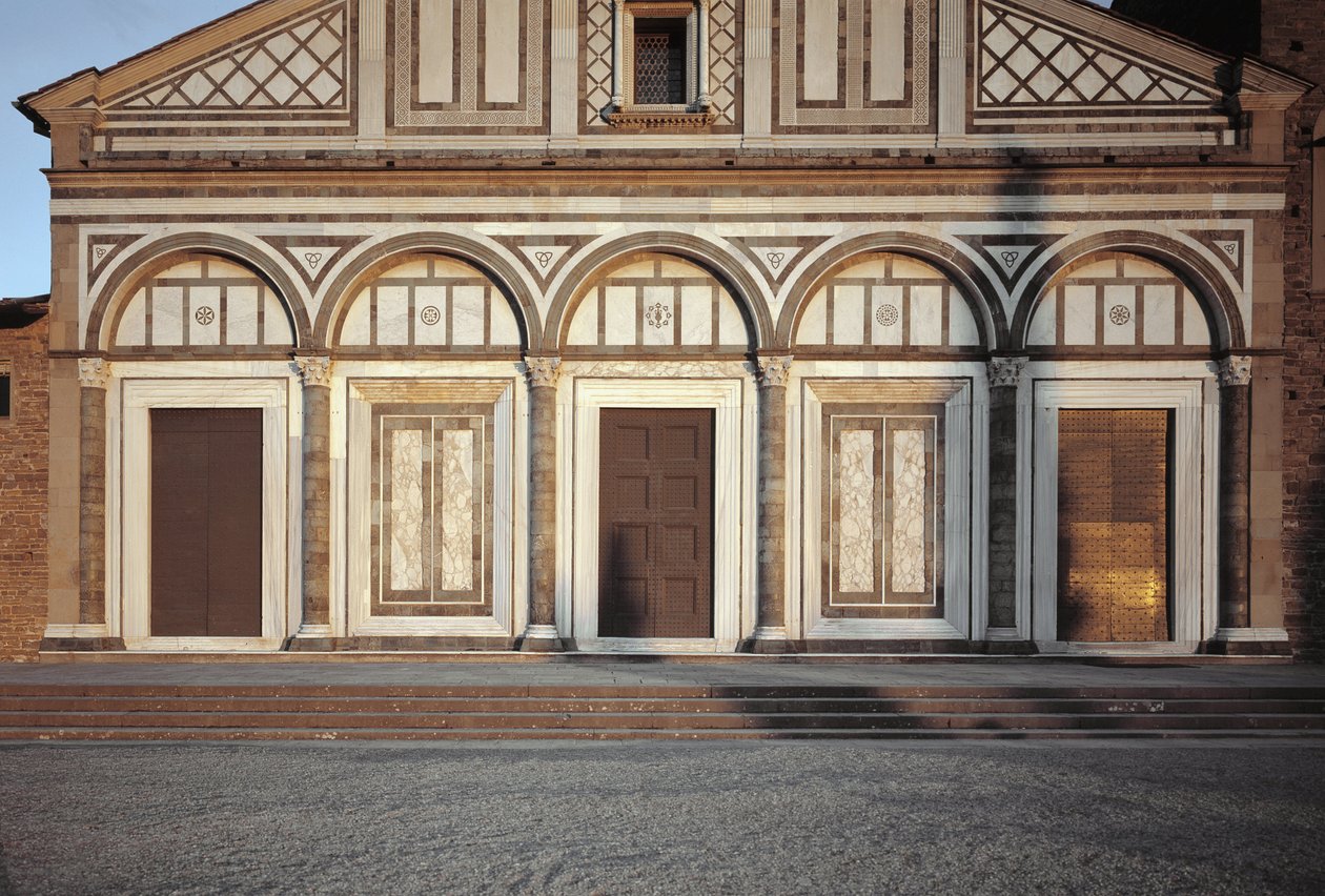 Yksityiskohta kirkon julkisivusta tekijältä Italian School