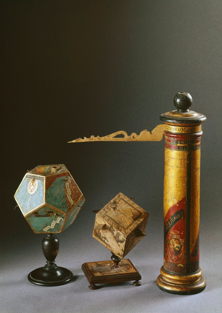 Erilaisia puisia aurinkokelloja: oikeanpuoleinen lieriömäinen kello Francesco I de Medicille (Francois I de Medicis) (1541-1587); kaksi muuta ovat polyedric. 1500-luvun Firenze, Istituto ja Museo di Storia delle Scienze tekijältä Italian School
