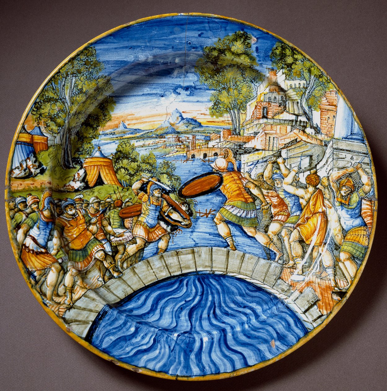 Episodi Sublicius-sillan puolustamisesta legendaarisen roomalaisen sankarin Horatius Coclesin toimesta taistelussa etruskien keraamista levyä vastaan, joka valmistettiin Urbinossa Fontanan työpajassa, Italiassa. 1560 Firenzen ympärillä, Museo Nazionale del tekijältä Italian School