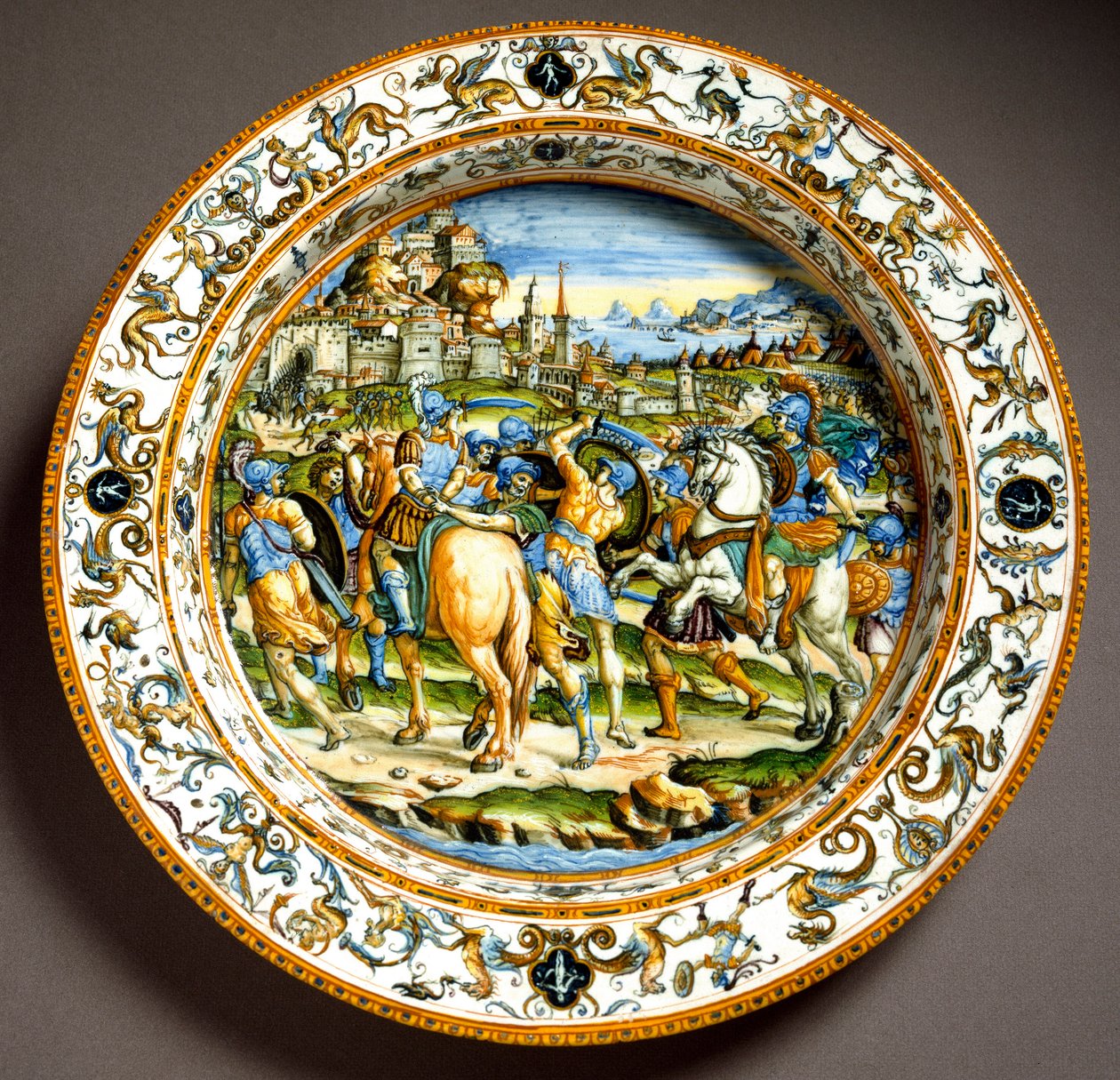 Episodi Jules Cesarin elämästä Keraaminen levy valmistettu Urbinossa Fontanan työpajassa, Italiassa. 1550 Firenzen ympärillä, Museo Nazionale del Bargello tekijältä Italian School